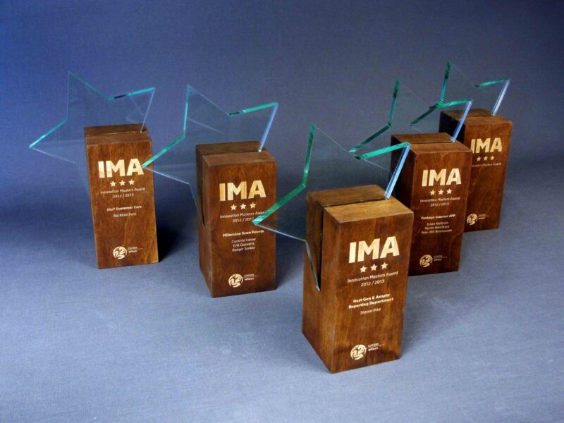 award ster transparant acrylaat en gouden letters
