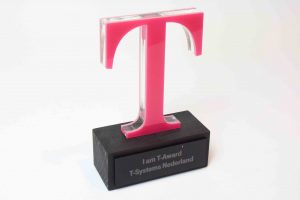 tmobile-award-awardguru-logoaward-logo-roze-perspex